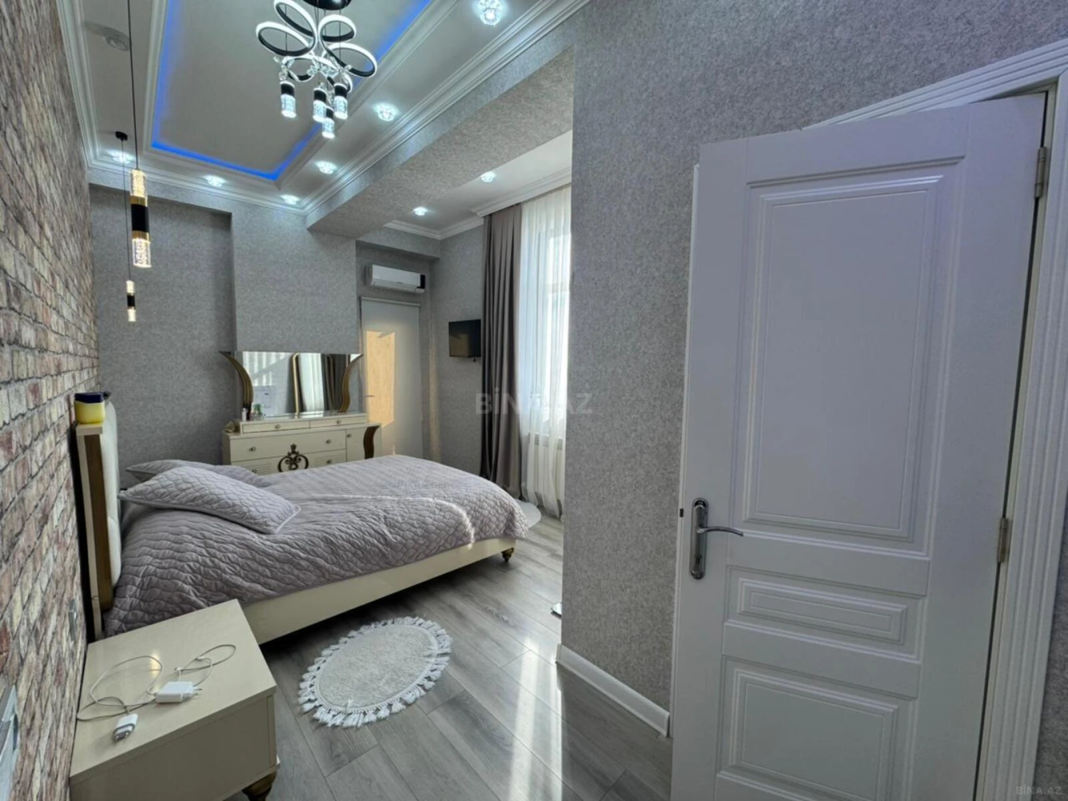 Satılır 4 otaqlı mənzil 149 m²