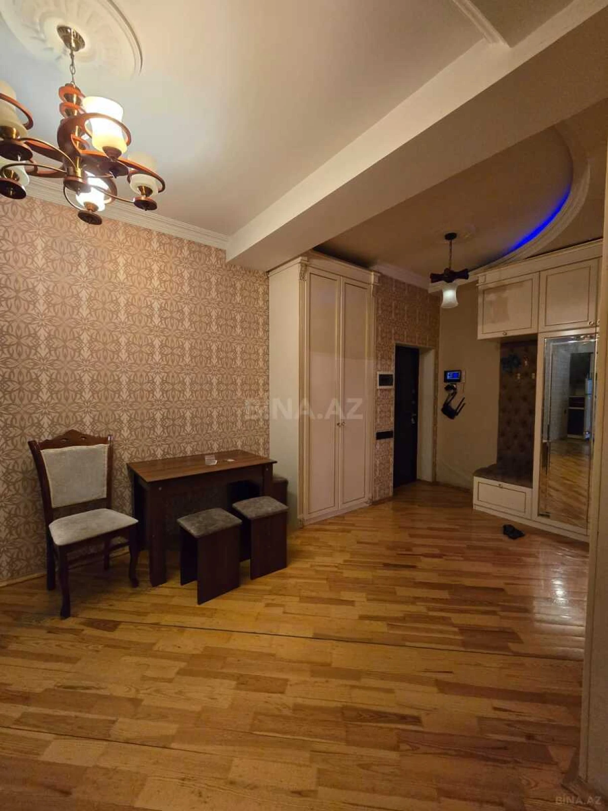 Kirayə verilir 3 otaqlı mənzil 145 m²