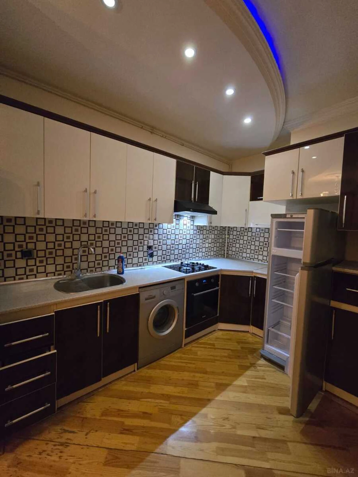 Kirayə verilir 3 otaqlı mənzil 145 m²