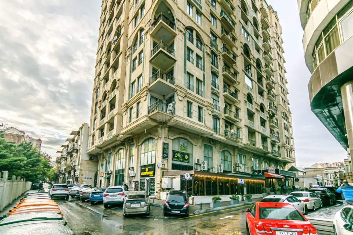 Kirayə verilir 7 otaqlı mənzil 380 m²