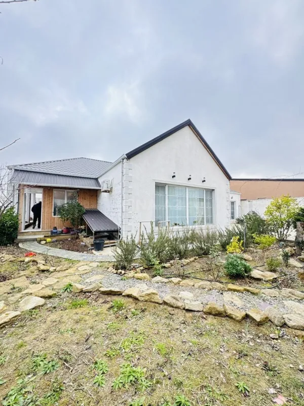 Satılır 4 otaqlı həyət evi 180 m²