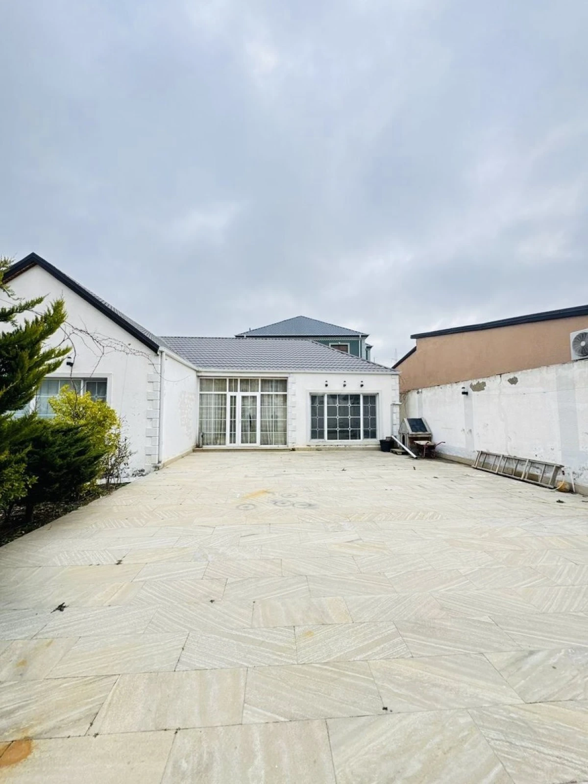 Satılır 4 otaqlı həyət evi 180 m²