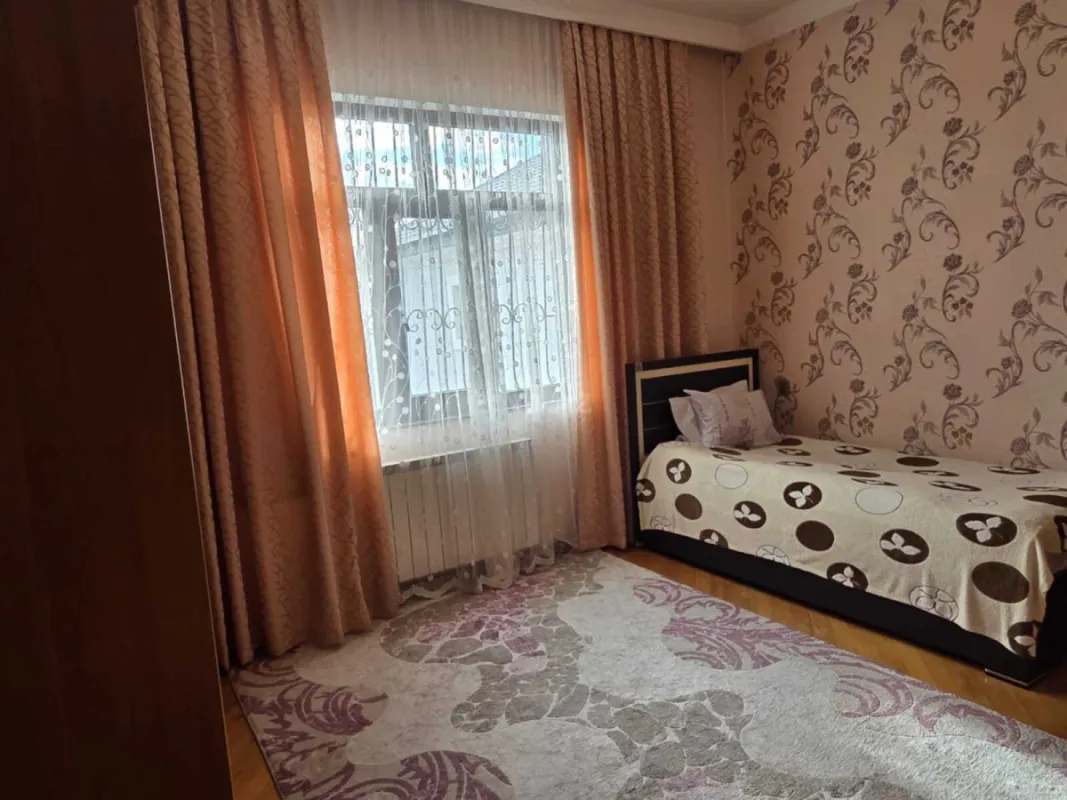 Satılır 9 otaqlı həyət evi 200 m²
