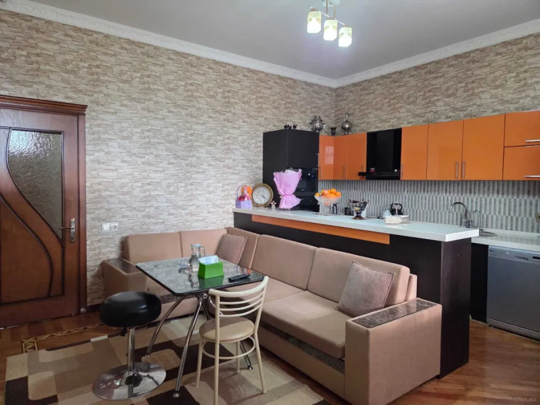 Satılır 9 otaqlı həyət evi 200 m²