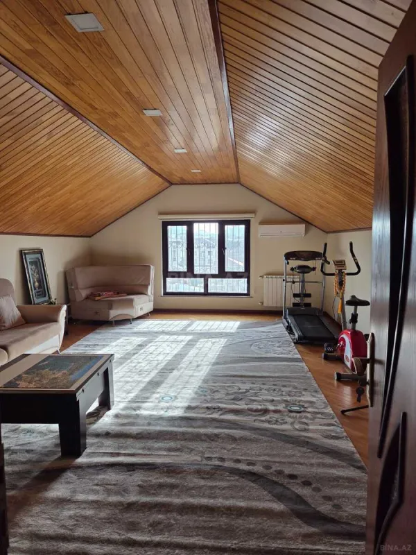 Satılır 9 otaqlı həyət evi 200 m²