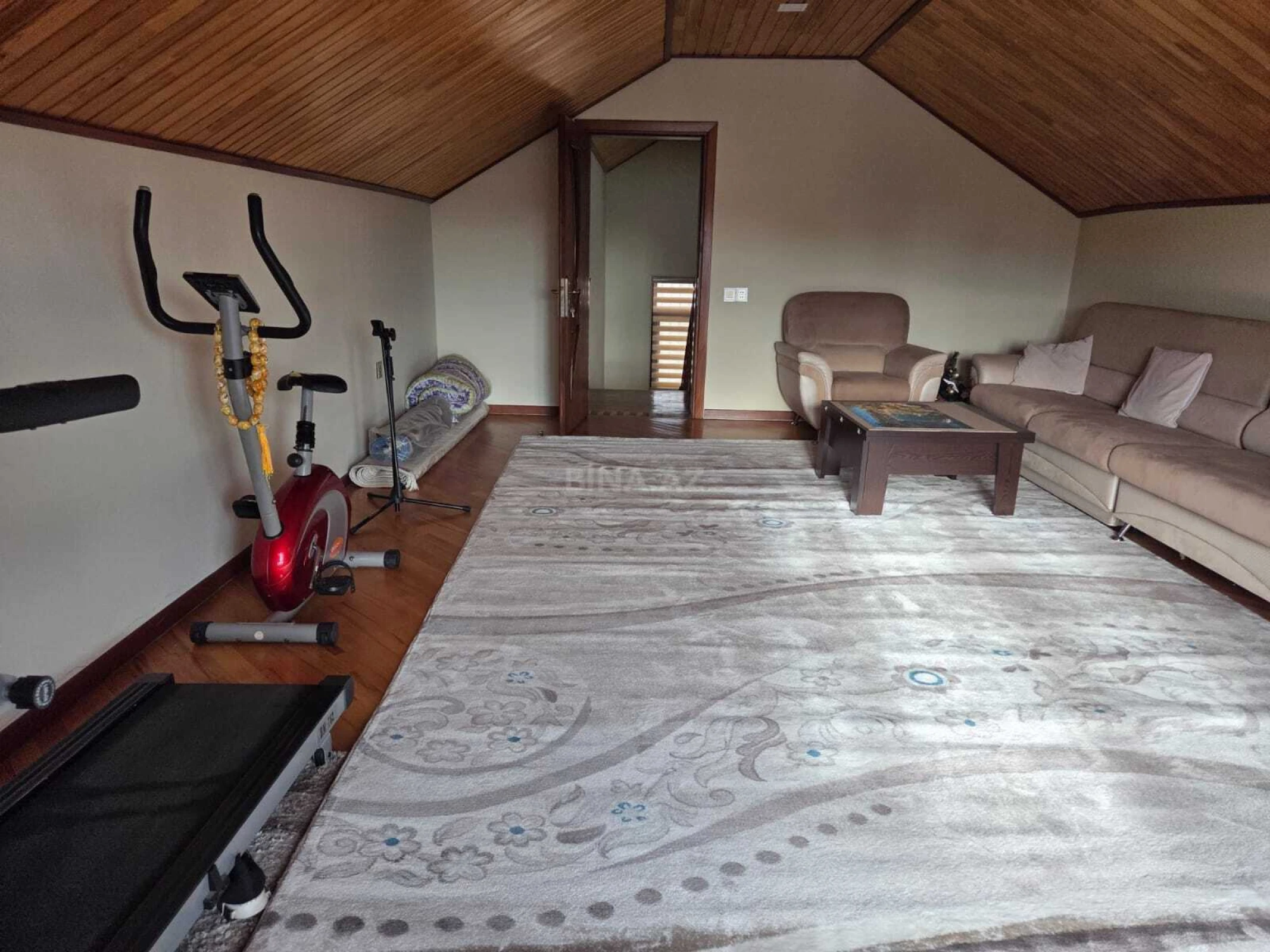 Satılır 9 otaqlı həyət evi 200 m²