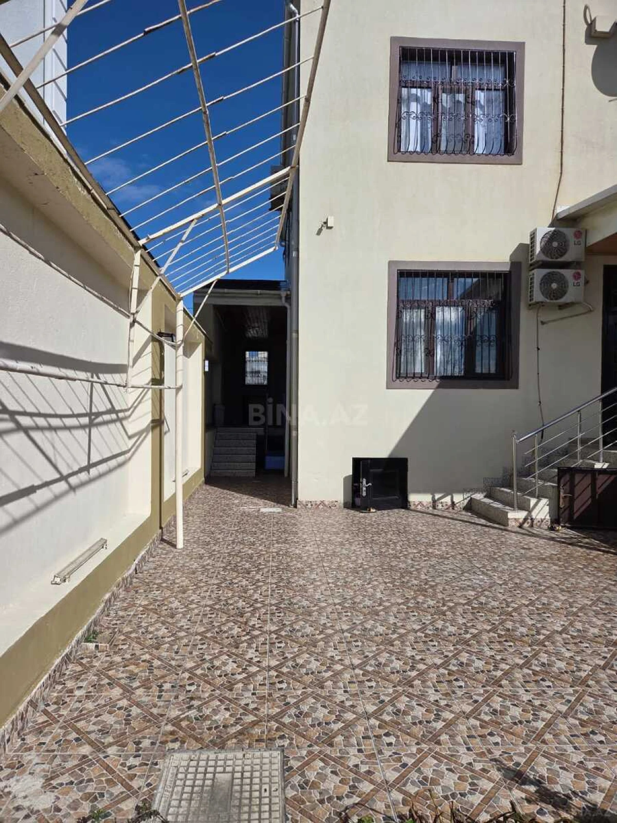 Satılır 9 otaqlı həyət evi 200 m²