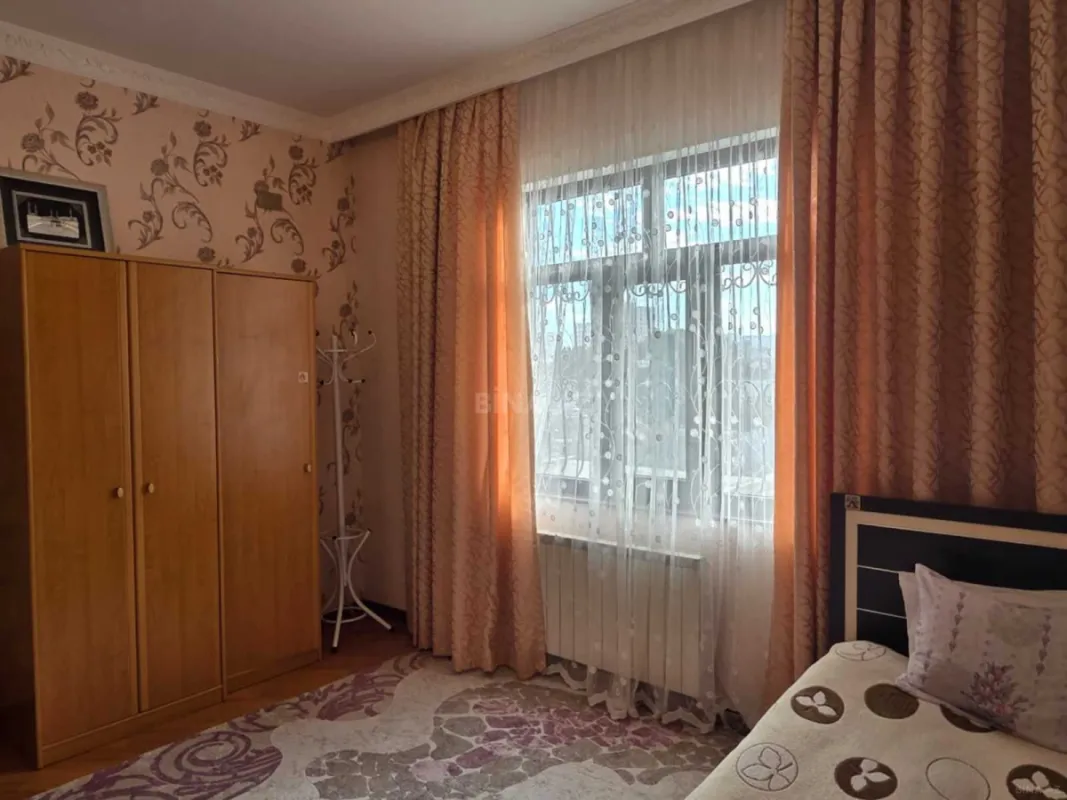 Satılır 9 otaqlı həyət evi 200 m²