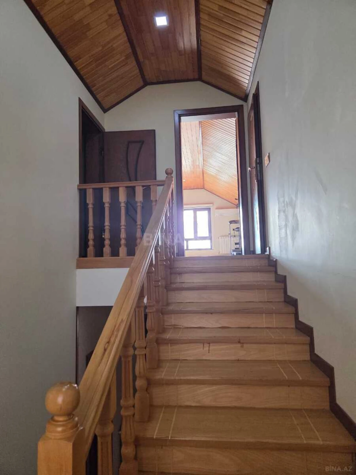 Satılır 9 otaqlı həyət evi 200 m²