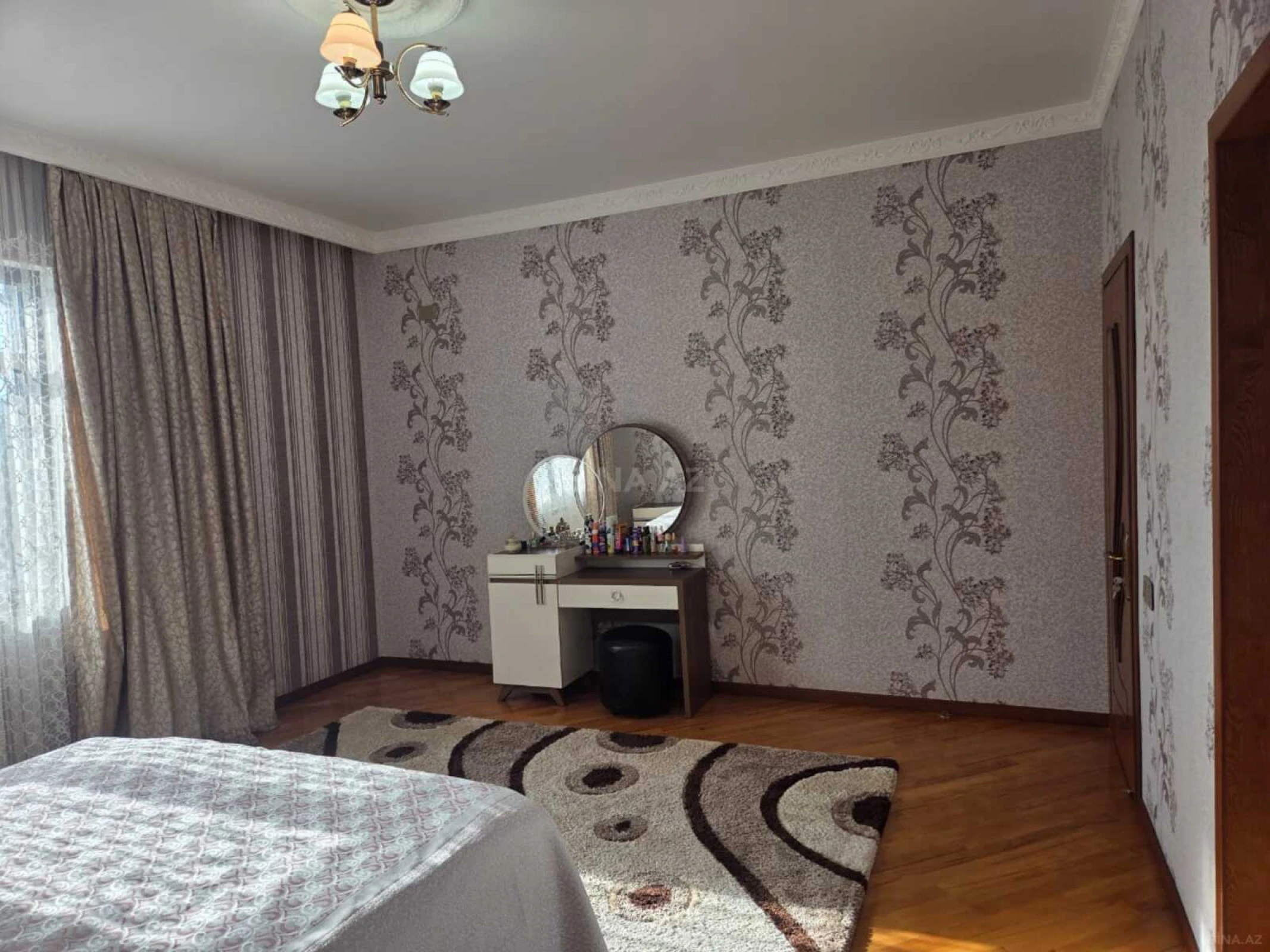 Satılır 9 otaqlı həyət evi 200 m²