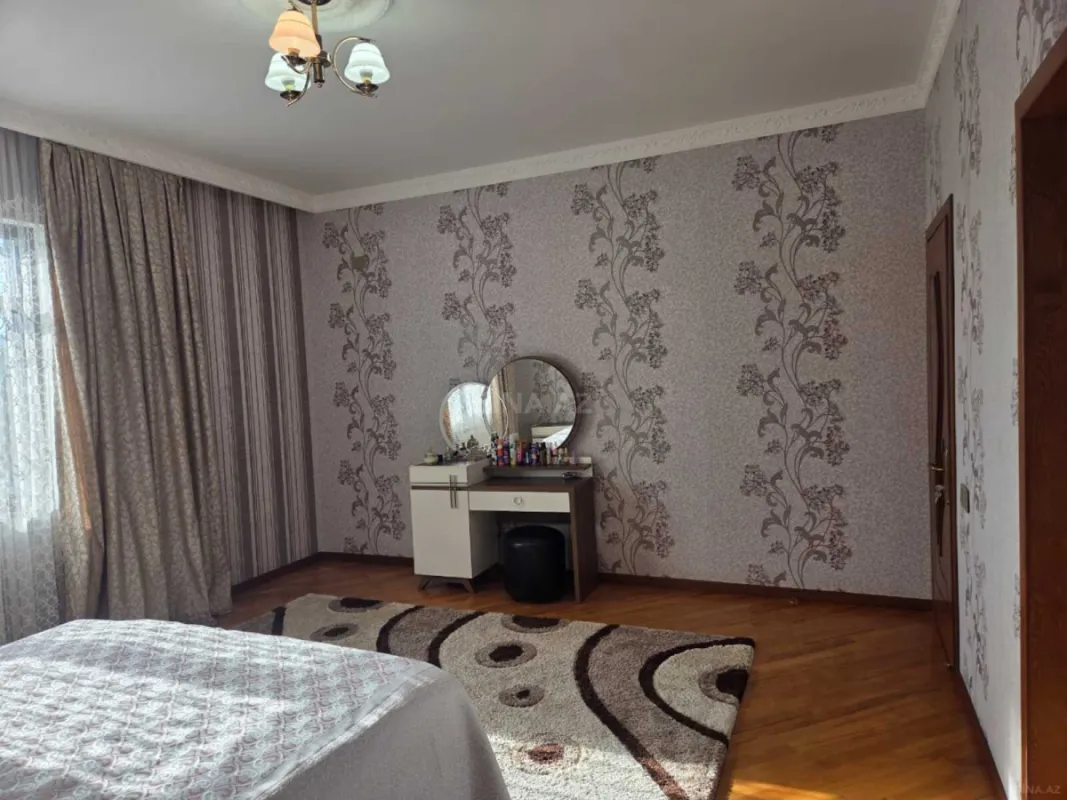 Satılır 9 otaqlı həyət evi 200 m²