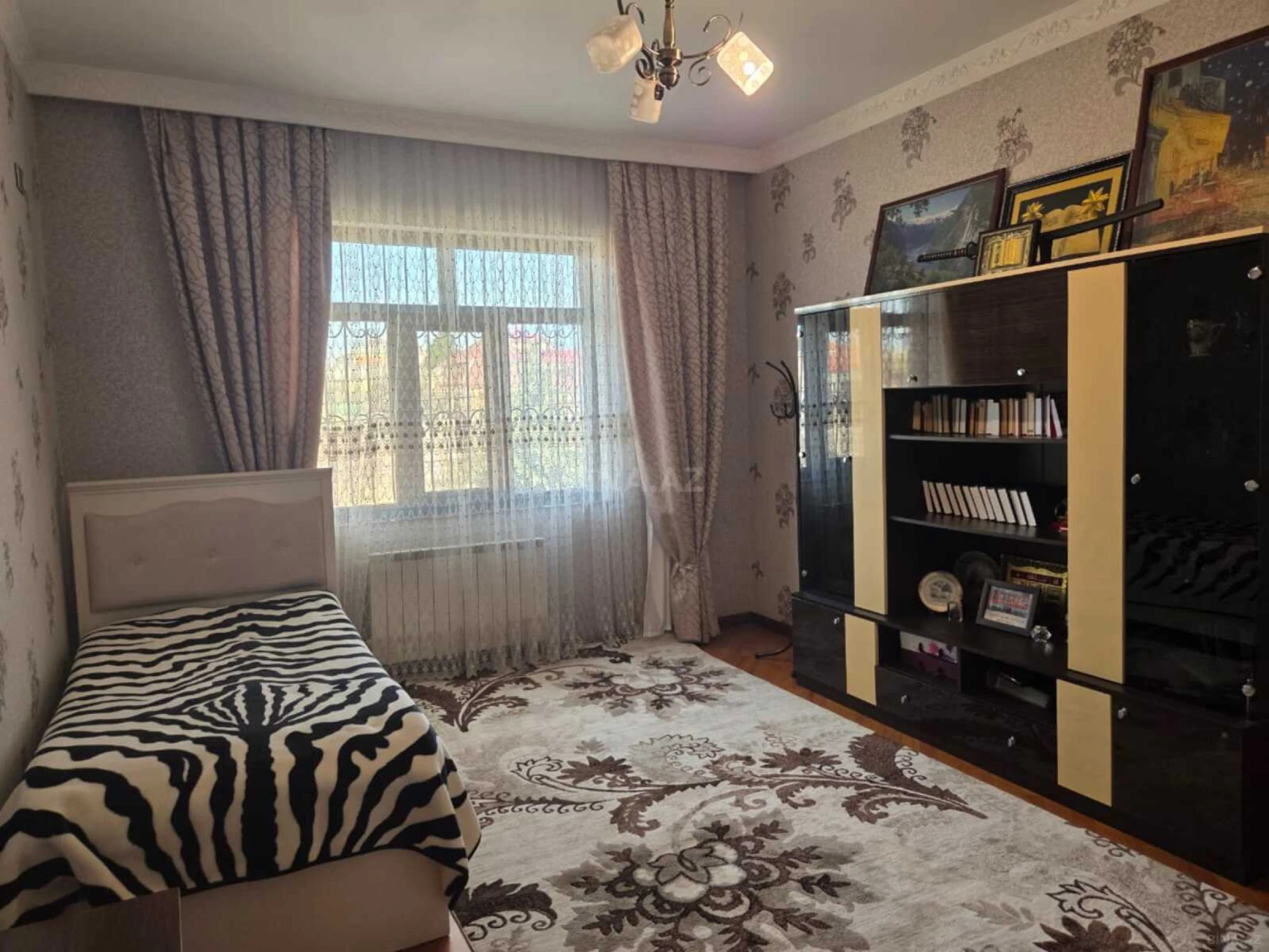 Satılır 9 otaqlı həyət evi 200 m²