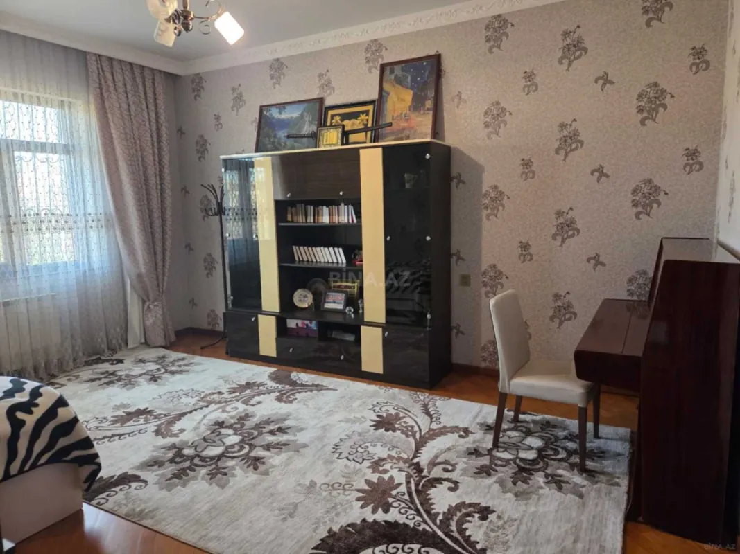 Satılır 9 otaqlı həyət evi 200 m²