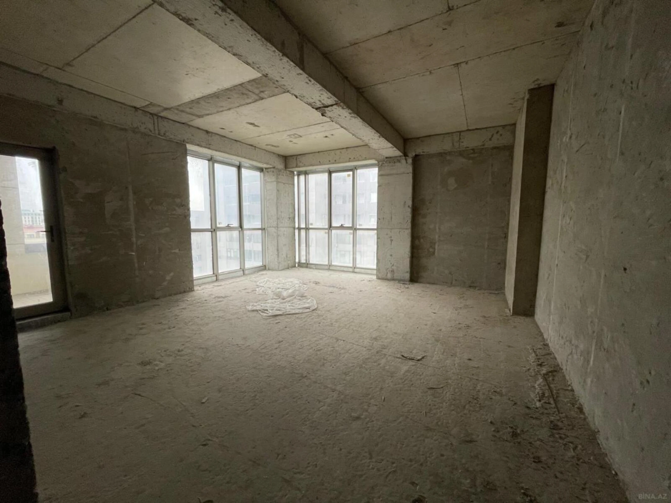 Satılır 3 otaqlı mənzil 139.2 m²