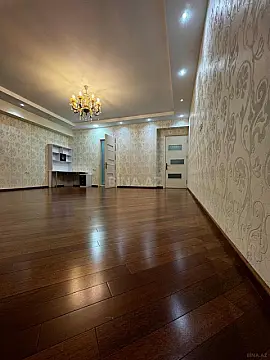 Satılır 7 otaqlı mənzil 550 m²