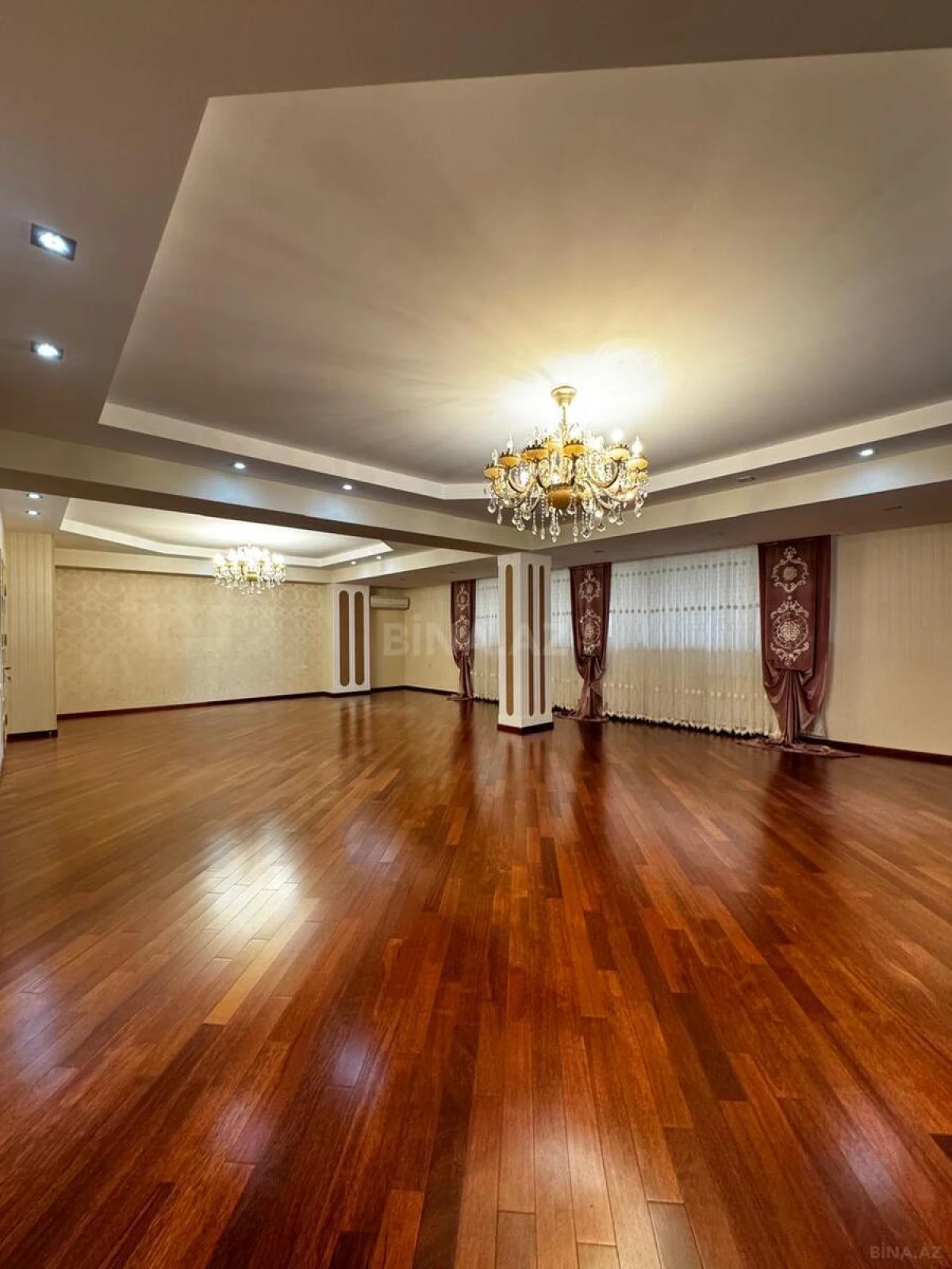 Satılır 7 otaqlı mənzil 550 m²