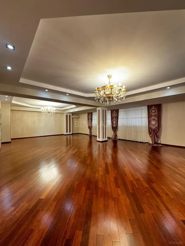 Satılır 7 otaqlı mənzil 550 m²