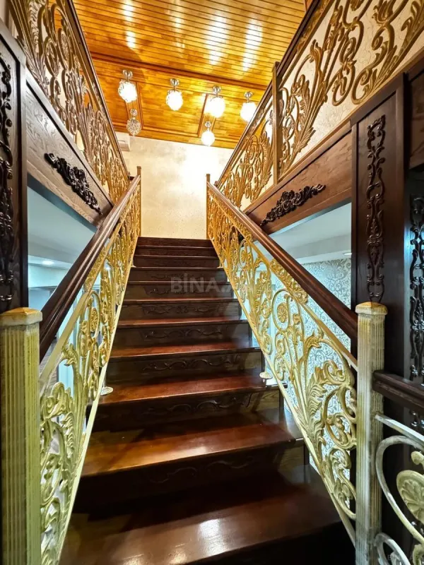 Satılır 7 otaqlı mənzil 550 m²