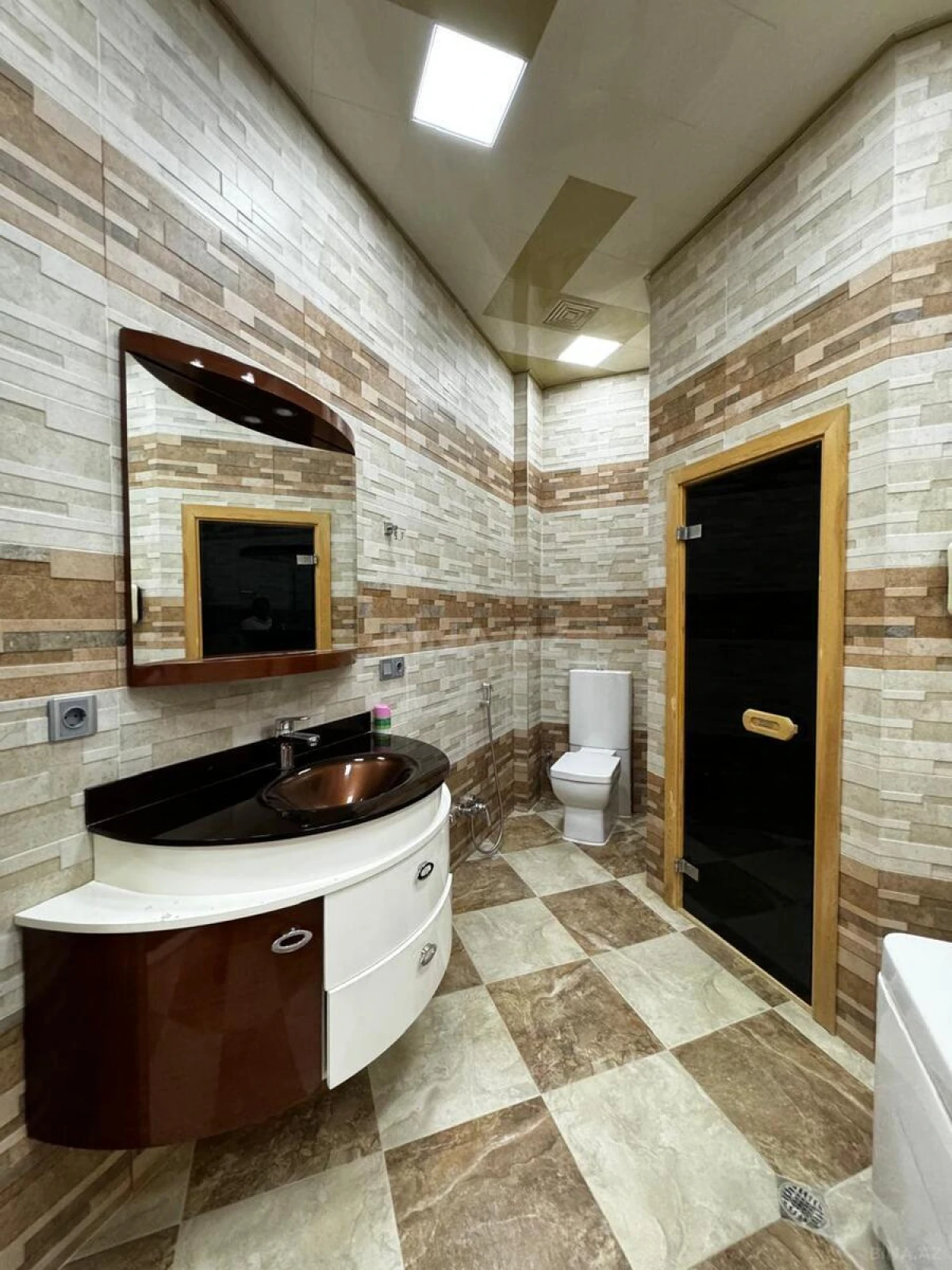 Satılır 7 otaqlı mənzil 550 m²