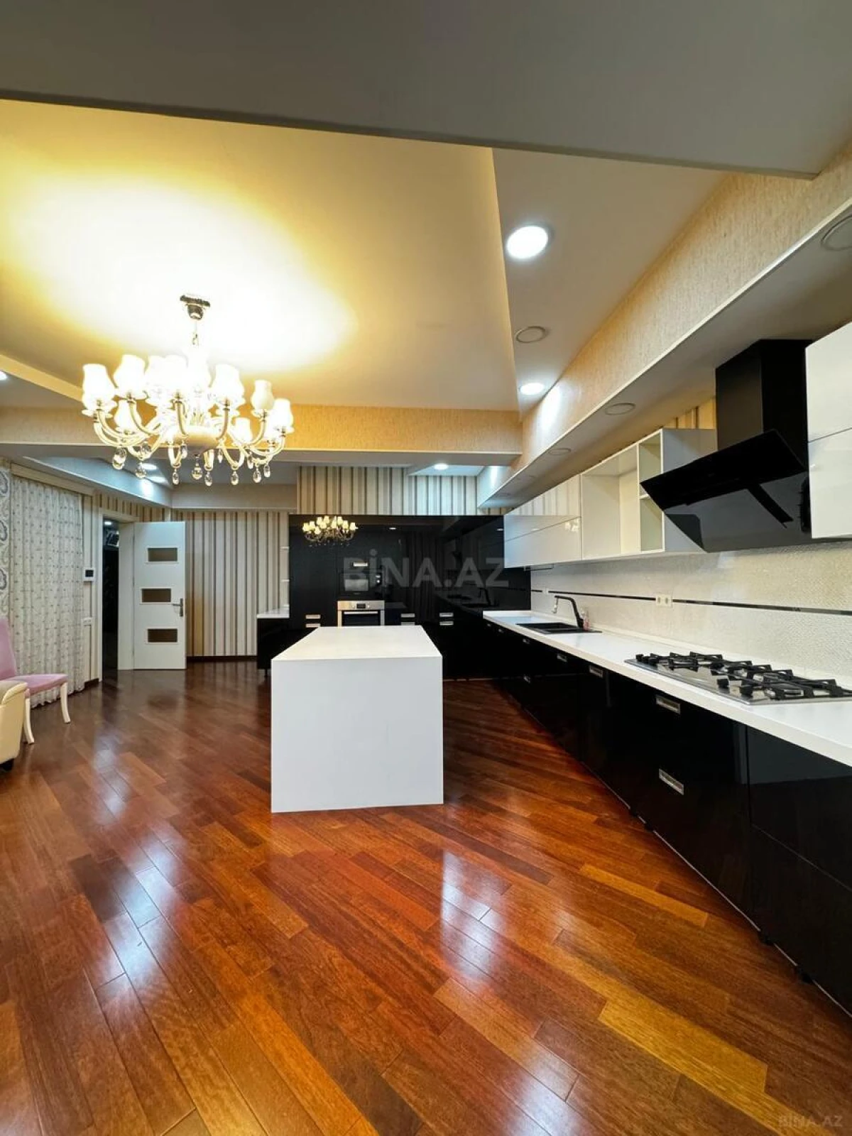 Satılır 7 otaqlı mənzil 550 m²