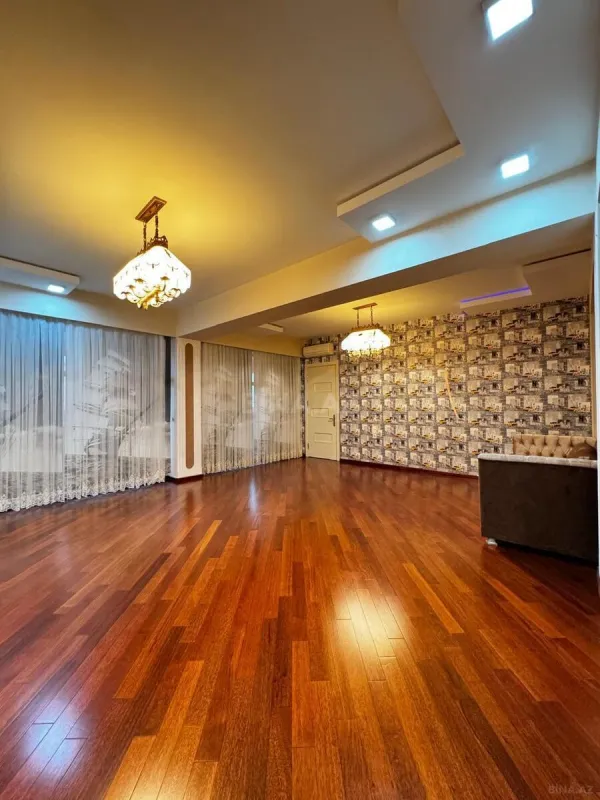 Satılır 7 otaqlı mənzil 550 m²