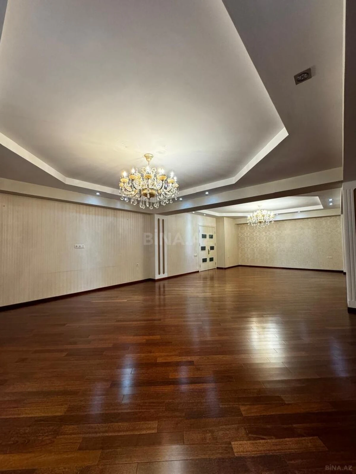 Satılır 7 otaqlı mənzil 550 m²