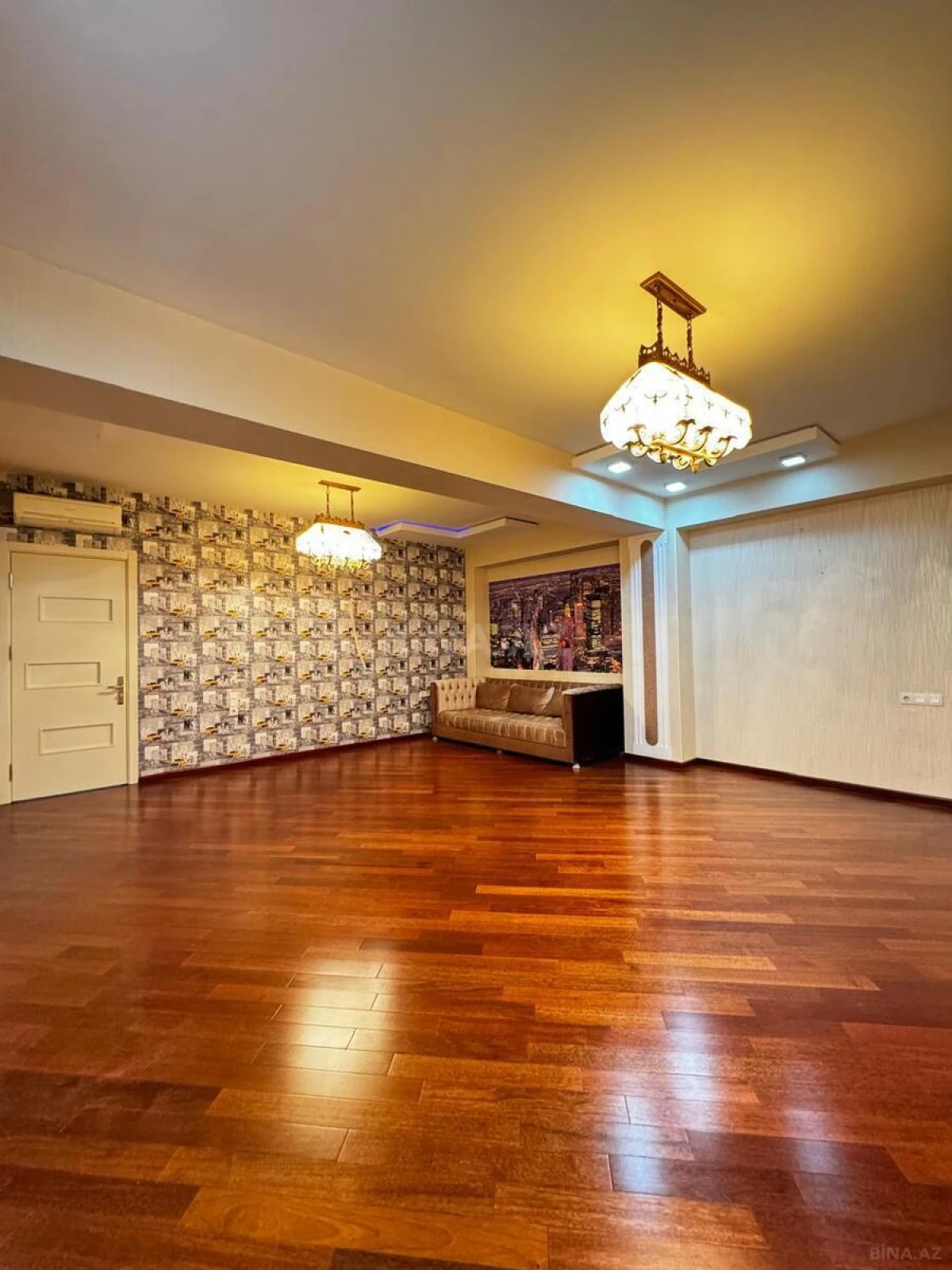 Satılır 7 otaqlı mənzil 550 m²