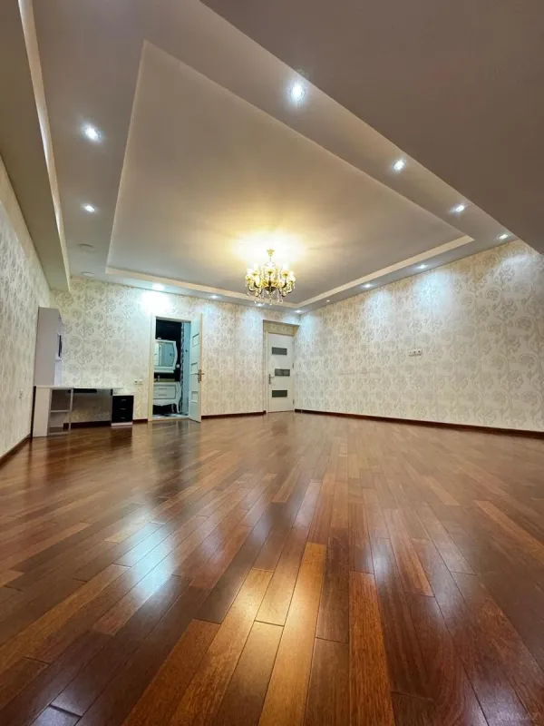 Satılır 7 otaqlı mənzil 550 m²