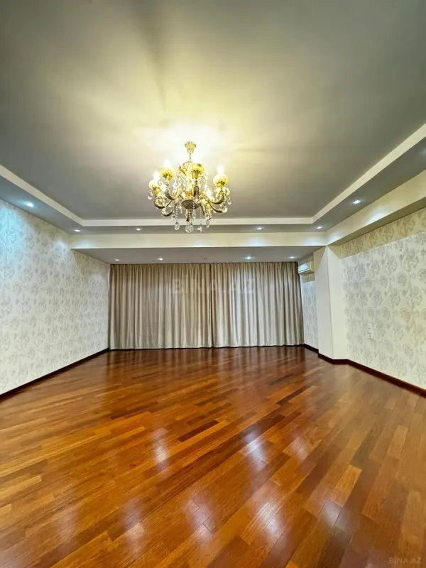 Satılır 7 otaqlı mənzil 550 m²