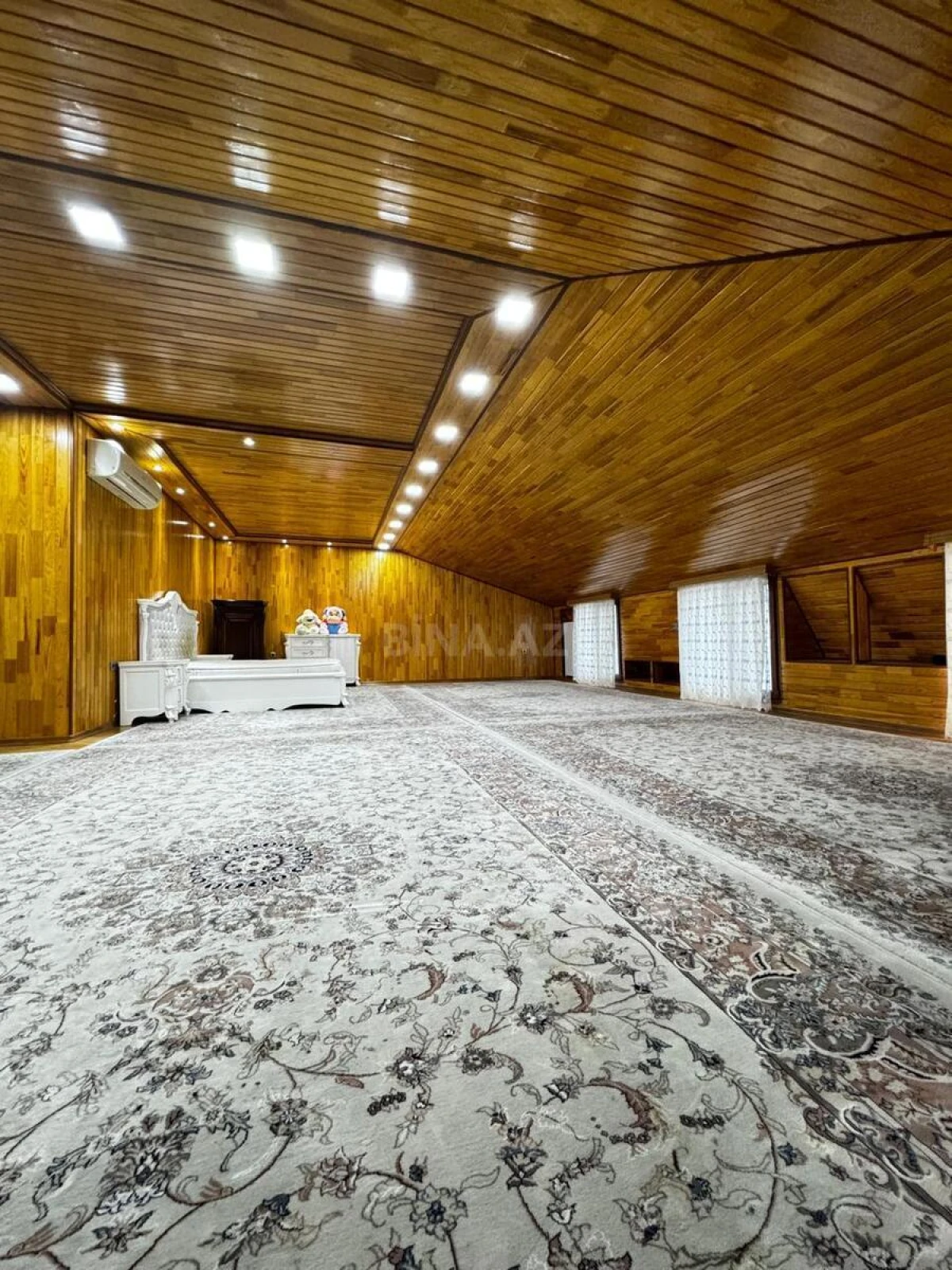 Satılır 7 otaqlı mənzil 550 m²