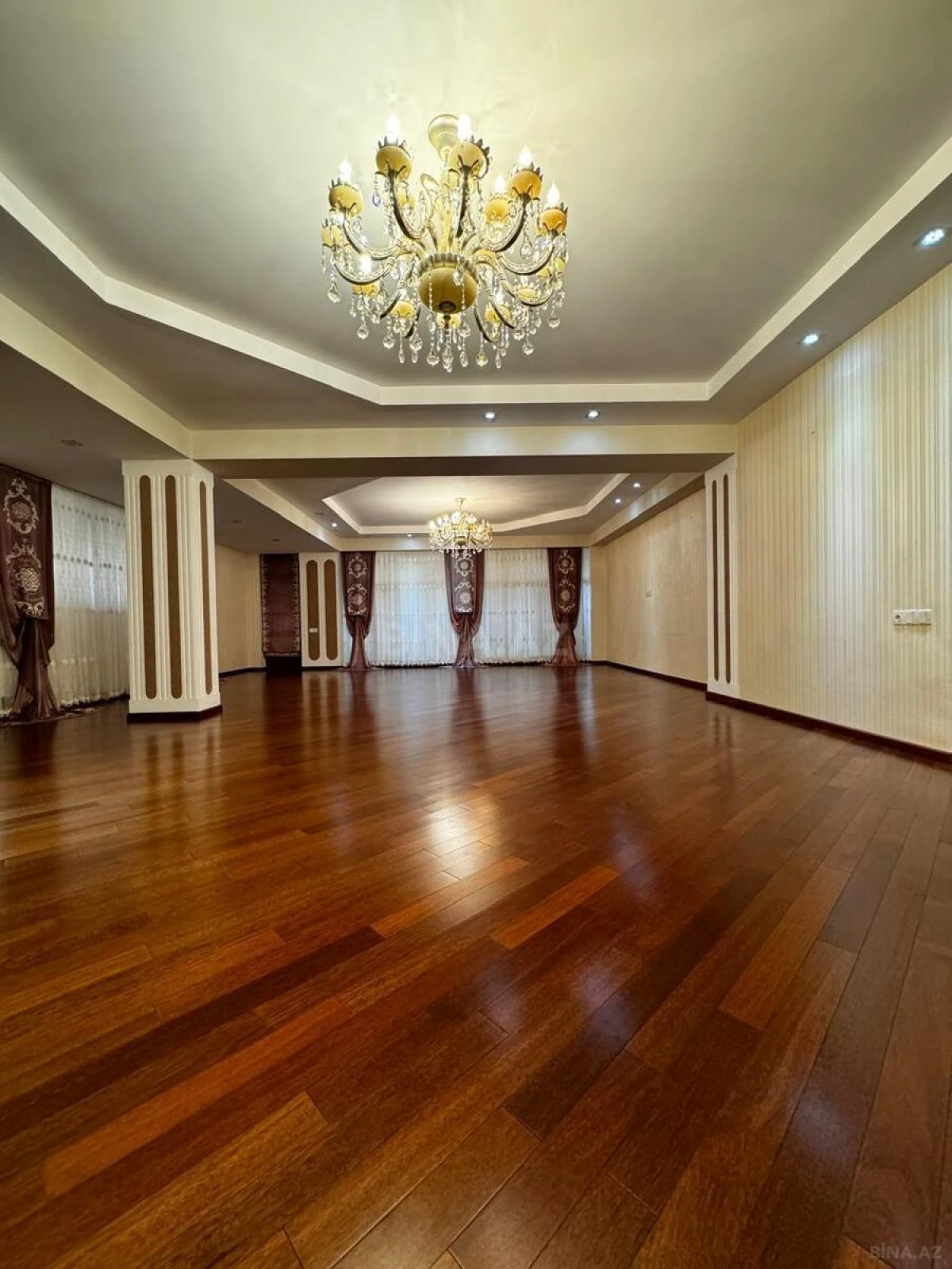 Satılır 7 otaqlı mənzil 550 m²