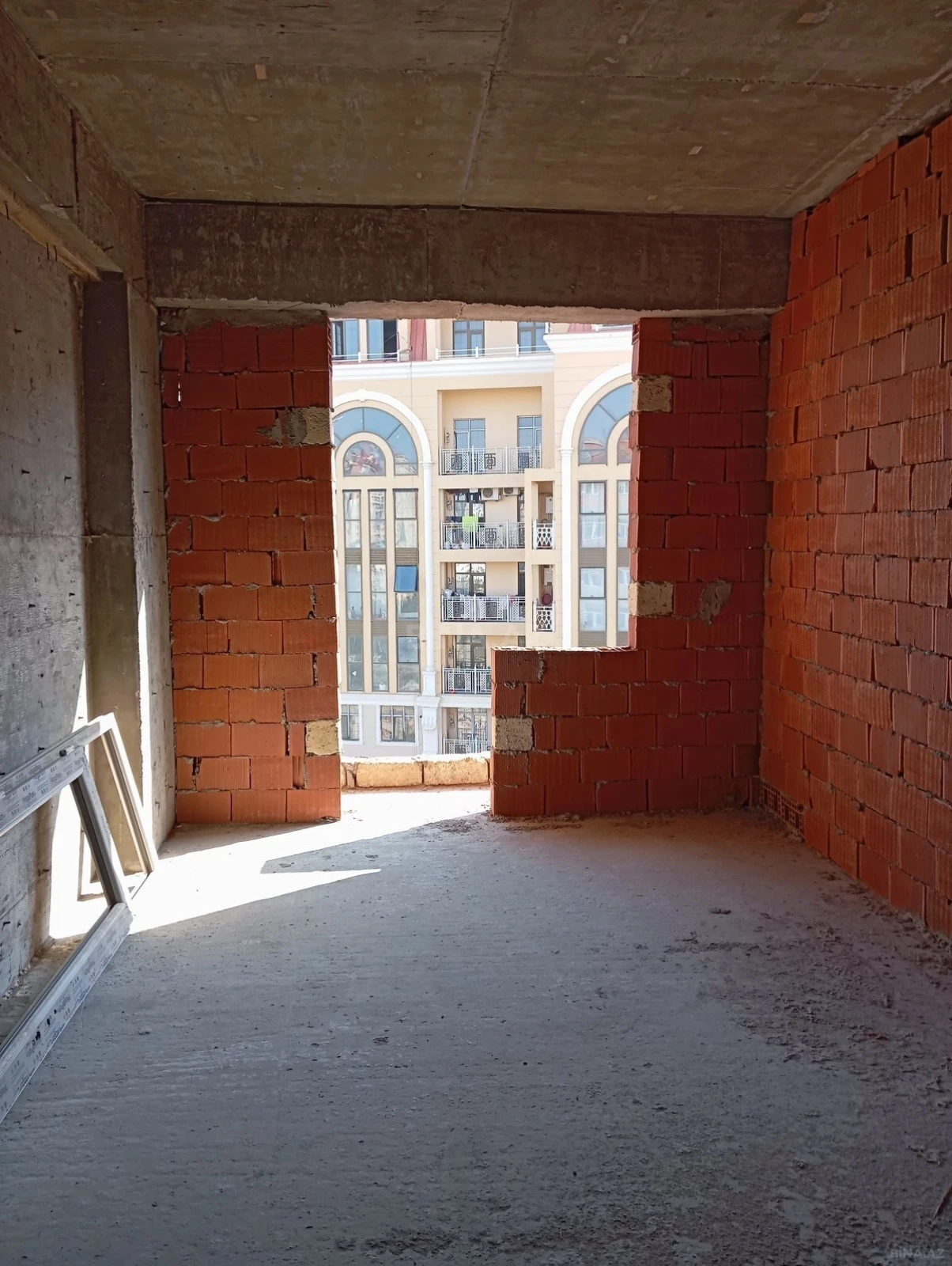 Satılır 2 otaqlı mənzil 103 m²