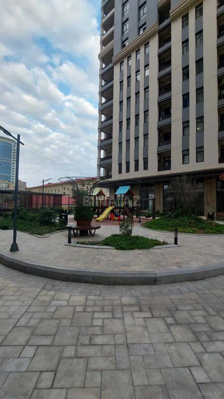 Satılır 3 otaqlı mənzil 125 m²