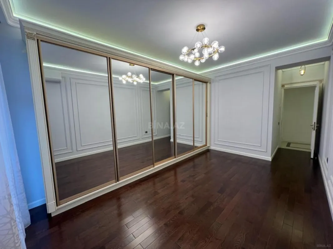 Satılır 4 otaqlı mənzil 180 m²