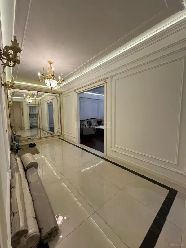 Satılır 4 otaqlı mənzil 180 m²