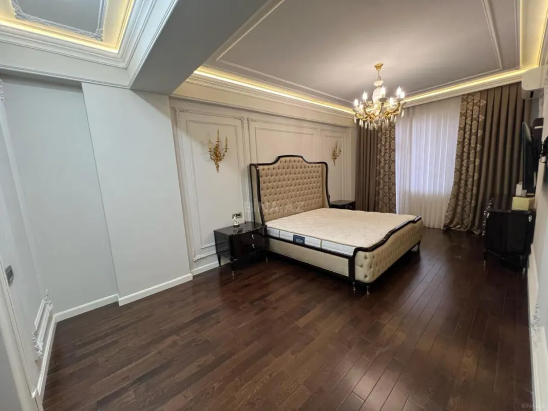 Satılır 4 otaqlı mənzil 180 m²