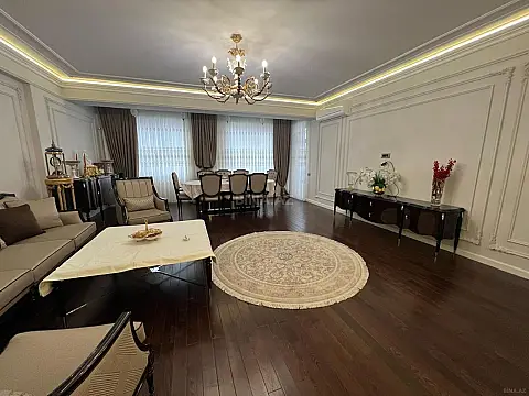 Satılır 4 otaqlı mənzil 180 m²
