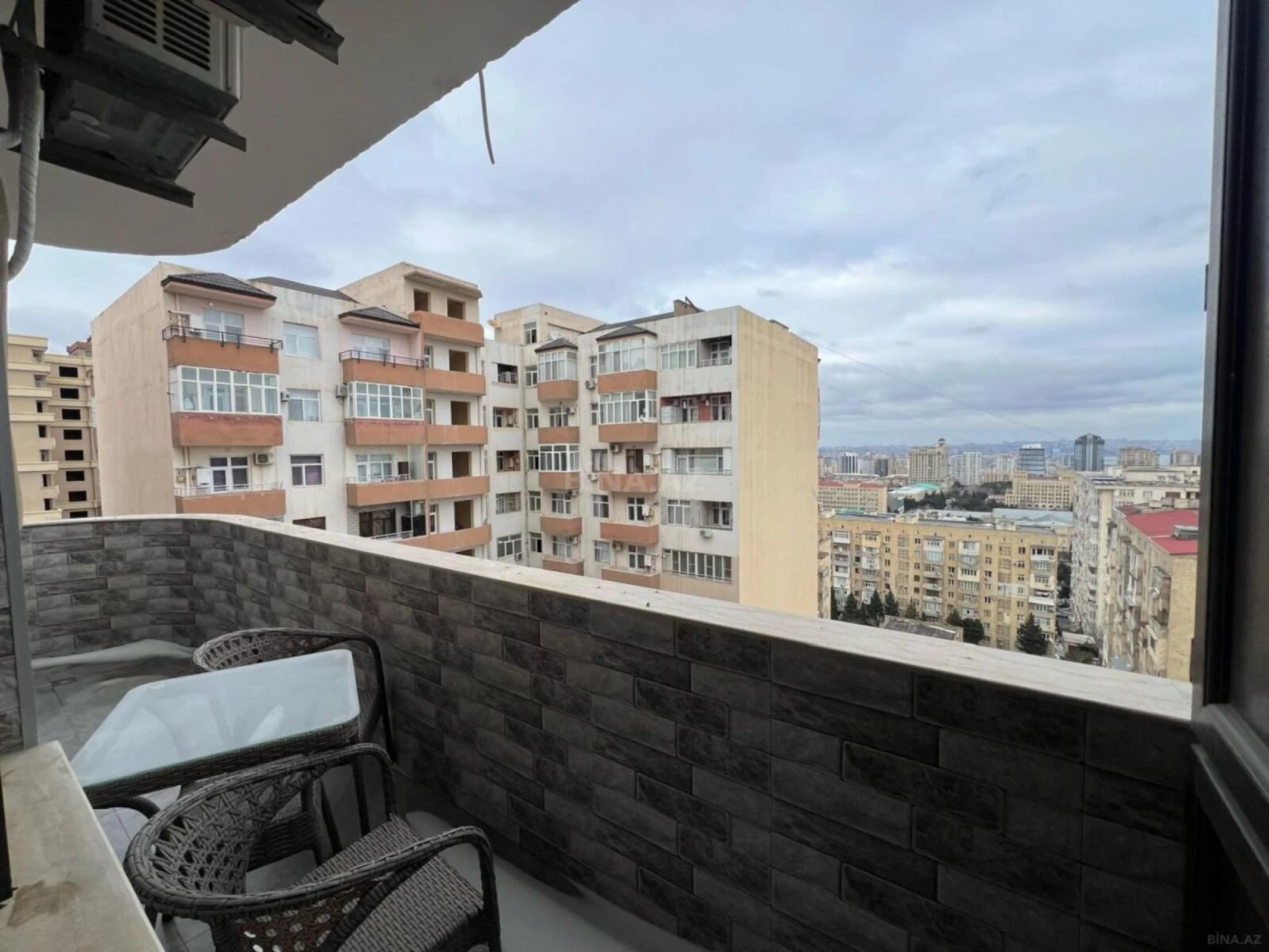 Satılır 4 otaqlı mənzil 180 m²