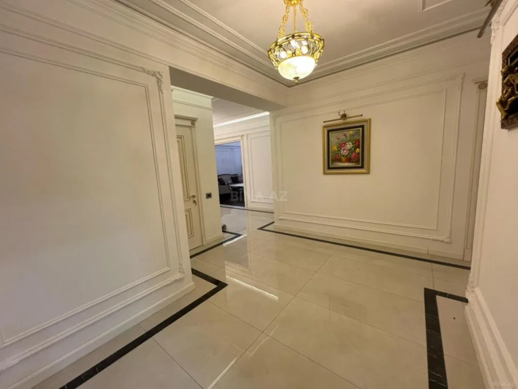 Satılır 4 otaqlı mənzil 180 m²