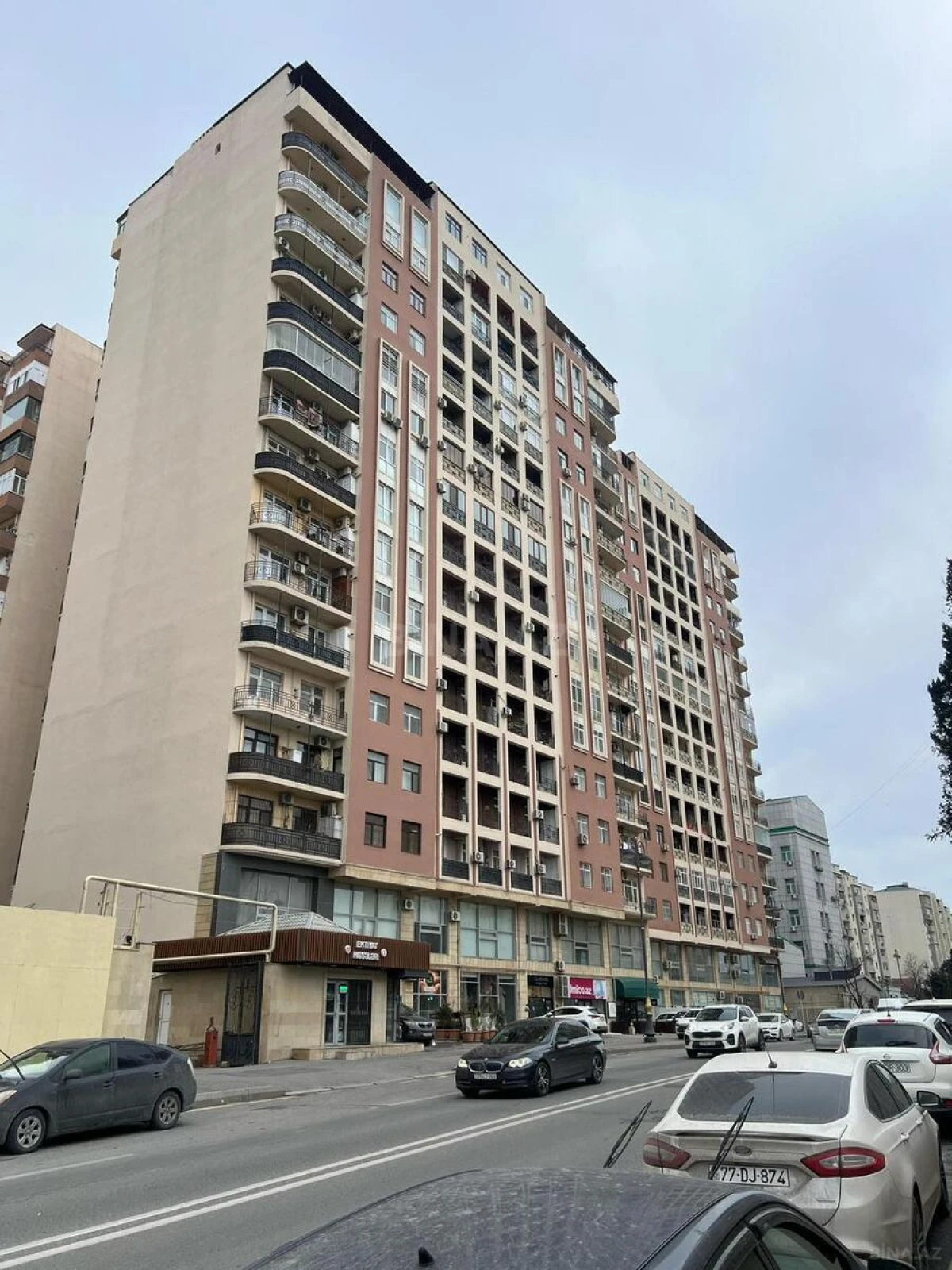 Satılır 4 otaqlı mənzil 180 m²