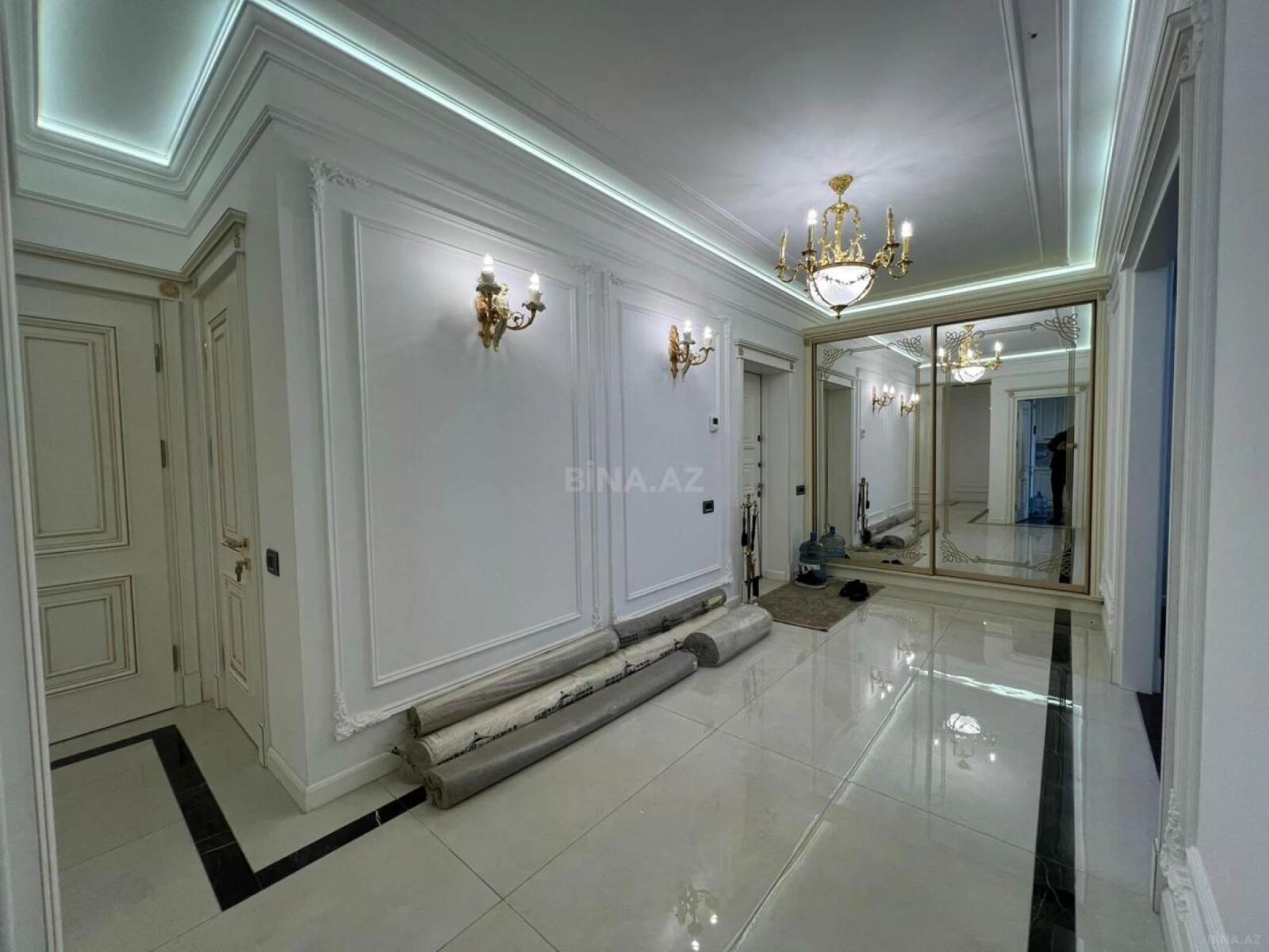 Satılır 4 otaqlı mənzil 180 m²