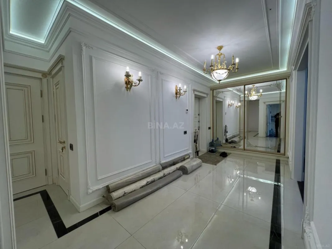 Satılır 4 otaqlı mənzil 180 m²