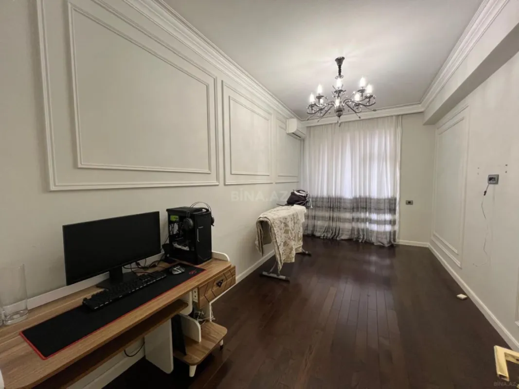 Satılır 4 otaqlı mənzil 180 m²