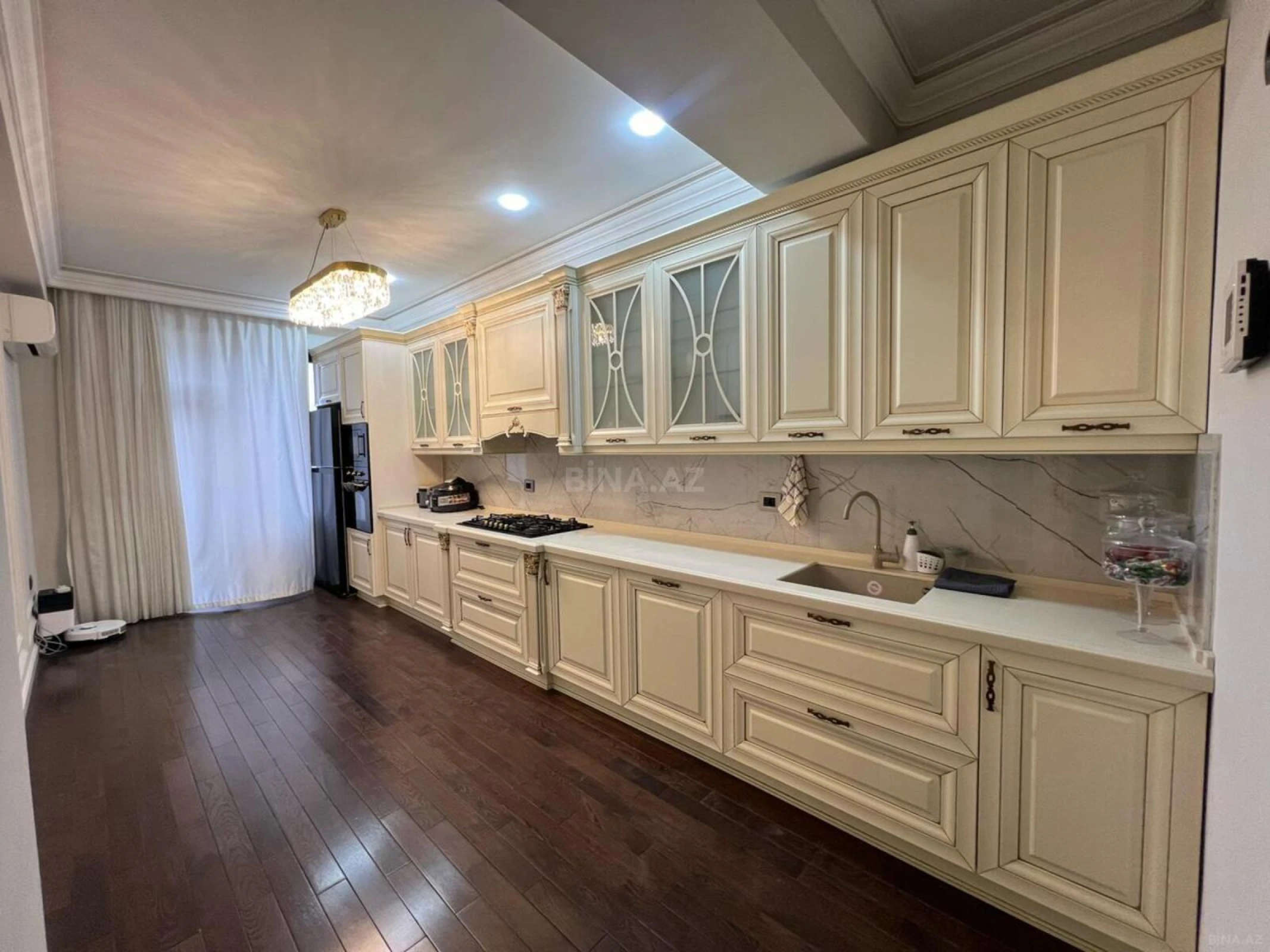 Satılır 4 otaqlı mənzil 180 m²