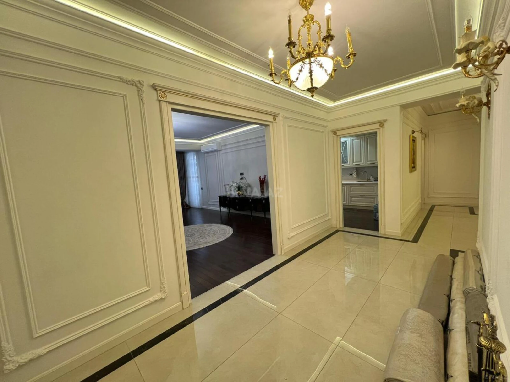 Satılır 4 otaqlı mənzil 180 m²