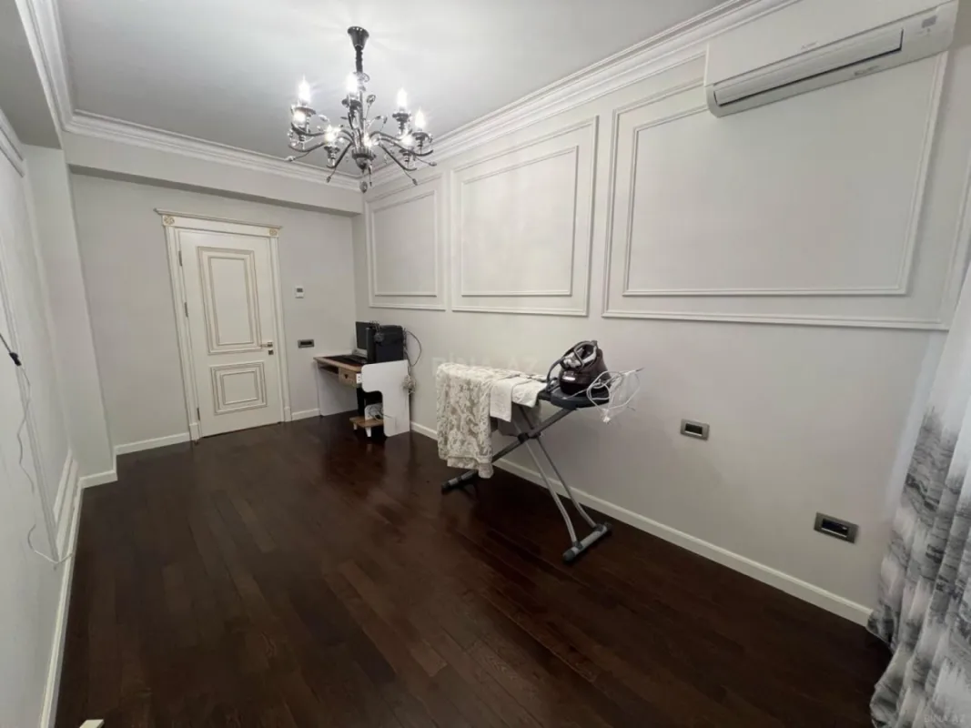 Satılır 4 otaqlı mənzil 180 m²