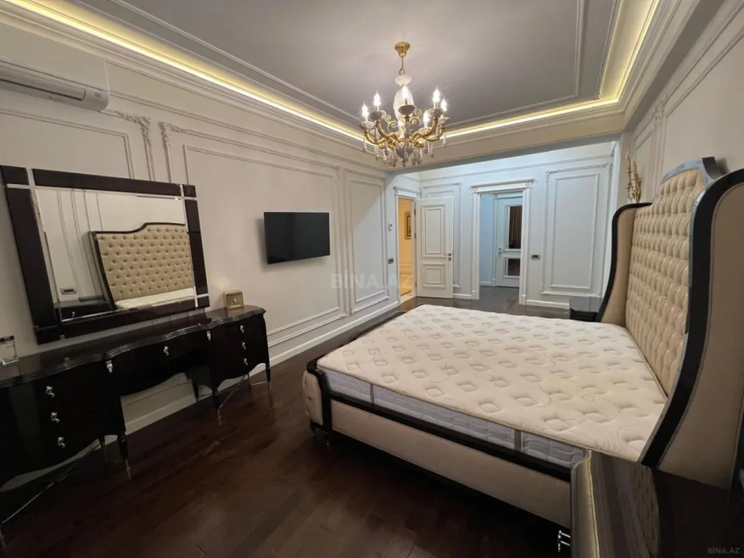 Satılır 4 otaqlı mənzil 180 m²