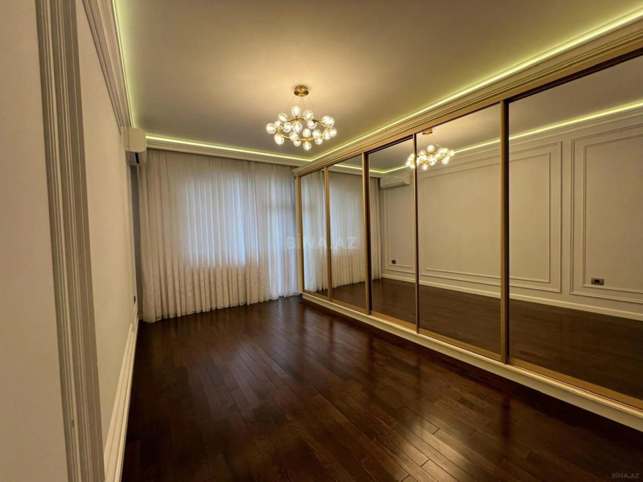 Satılır 4 otaqlı mənzil 180 m²