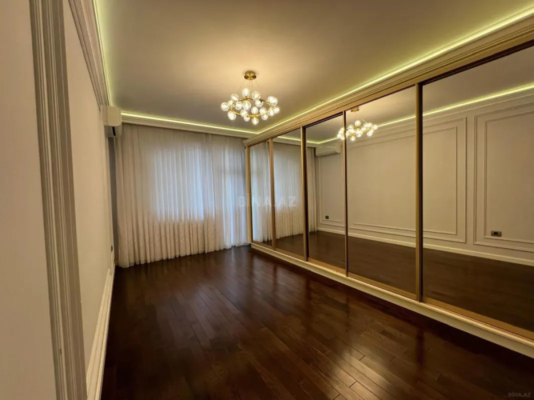 Satılır 4 otaqlı mənzil 180 m²