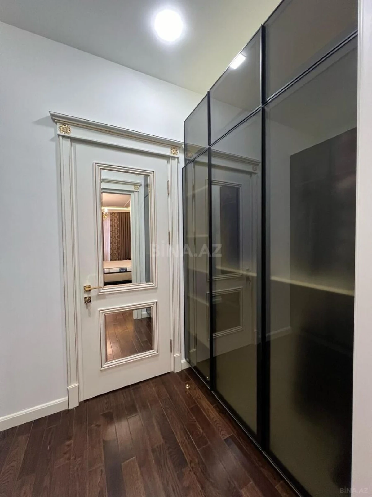 Satılır 4 otaqlı mənzil 180 m²